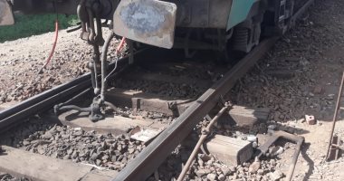 مصدر بالسكة الحديد: جارى رفع القطار على خط القاهرة- طنطا عقب خروجه من القضبان