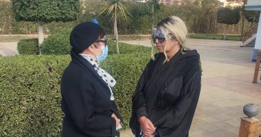 لبلبة وسوزان نجم الدين وبوسى شلبى أول الحاضرين فى جنازة عزت العلايلى