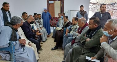 رئيس مدينة إسنا يلتقى عمد ومشايخ "الكيمان" للتعريف بمبادرة تطوير القرى