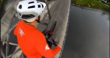بدون معدات حماية.. دراج يخوض مغامرة خطيرة للعبور أعلى قوس جسر بفرنسا.. فيديو وصور