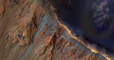 علماء يفسرون الانهيارات الأرضية المريخية تحت سطح الكوكب الأحمر 