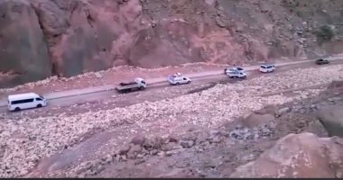 فتح طريق أغلقته السيول يربط محافظتى شمال وجنوب سيناء.. صور
