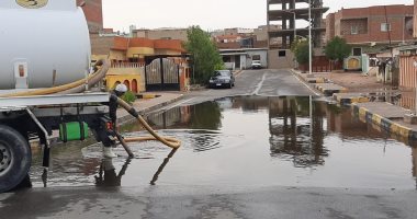 الدفع بسيارات لشفط مياه الأمطار بشوارع رأس غارب البحر الأحمر.. صور 