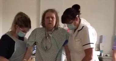 البريطانى صاحب أطول فترة إصابة بكورونا يمشى للمرة الأولى منذ قرابة عام.. فيديو