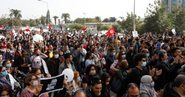 أنصار حركة النهضة الإخوانية يعتدون على مواطنين تونسيين أمام مقر البرلمان