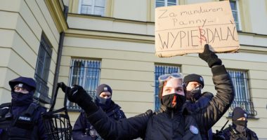 صور.. مظاهرات نسائية في بولندا احتجاجا على قوانين حظر الإجهاض