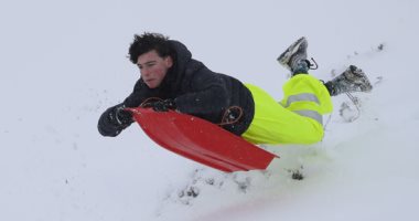 ألعاب بهلوانية احتفالا بتساقط الثلوج في اسكتلندا.. ألبوم صور
