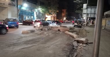 هدم أرصفة شارع الثورة بالجيزة والكتل الخرسانية تعطل حركة المرور.. صور