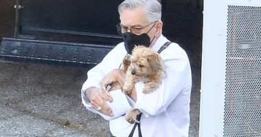 روبرت دى نيرو يحتضن كلبه أثناء التحضير لمشهد بأحدث أفلامه..صور