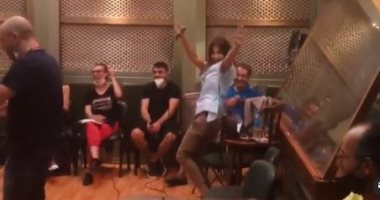 نانسي عجرم ترقص على أنغام أغنية "ابن الجيران" في كواليس إحدى البروفات.. فيديو