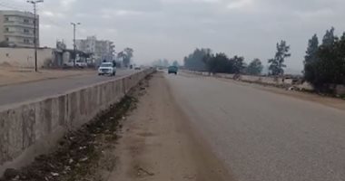 أوناش المرور ترفع حطام حادث انقلاب سيارة نقل بالطريق الدائرى