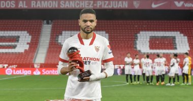 يوسف النصيري يتسلم جائزة لاعب الشهر فى الدوري الإسباني قبل مواجهة خيتافي