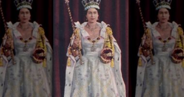 أكثر أزياء الملكة إليزابيث فخامة.. فستان التتويج تم تصنيعه فى 8 شهور.. ألبوم صور