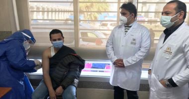 الأطقم الطبية بمستشفى بدر الجامعى تتلقى التطعيمات ضد فيروس كورونا.. صور
