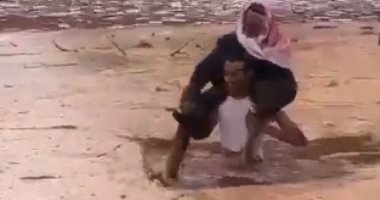 سعودى ينقذ مسنا غرست سيارته فى مياه الأمطار بوادى "أم حمض" بالمملكة.. فيديو