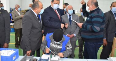 وزير القوى العاملة ومحافظ بورسعيد يتفقدان مصنع أفينا للأدوات الكهربائية