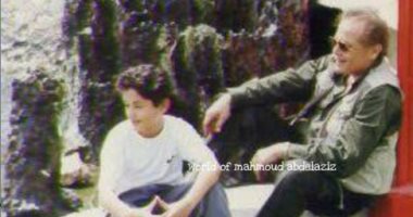 كريم محمود عبد العزيز يستعيد ذكرياته مع والده بصورة نادرة من الطفولة
