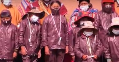 "احمى ابنك".. ملابس خاصة لطلاب المدارس فى بوليفيا لوقايتهم من كورونا..فيديو