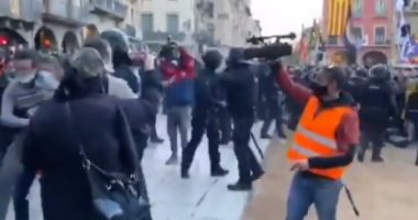 شرطة كتالونيا تعلن اعتقال 86 شخصا خلال الاحتجاجات على سجن مغنى راب