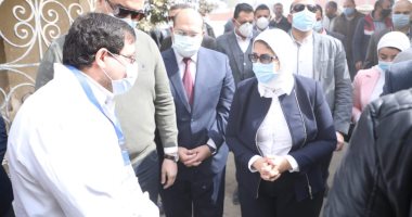 وزيرة الصحة تشرح لأهالى قرية عرب الحصار بالجيزة مردود مشروع تطوير  قرى الريف