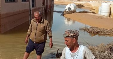 بدء أعمال سحب المياه حول مدرسة ثانوية حاصرتها السيول بوسط سيناء.. صور 