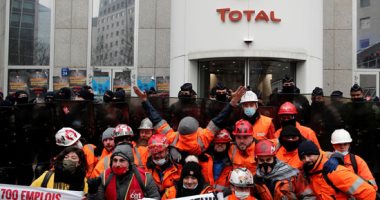 صور.. عمال شركة توتال الفرنسية يضربون عن العمل فى باريس بسبب إلغاء الوظائف