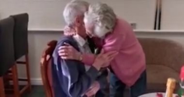  لحظة لقاء زوجين مسنين فرقتهما كورونا بعد عام كامل .. فيديو