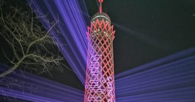 برج القاهرة يتزين باللون الأحمر احتفالا بوصول مسبار الأمل إلى المريخ.. صور