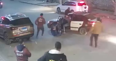 شهامة المصريين.. شاب ينقذ سائق تاكسى من حادث تصادم بأعجوبة بالمنصورة.. فيديو 