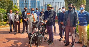 ‎سفير الهند يشهد انطلاقة راكب الدراجات الهندى فى جولته حول العالم