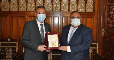 رئيس جامعة حلوان يبحث مع بنك مصر دعم تطوير مستشفى بدر الجامعى