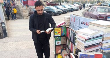 "رفيق" طالب بكلية الآداب صاحب أول مكتبة متنقلة فى شوارع الإسكندرية.. فيديو وصور