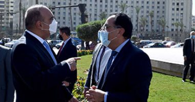 رئيس الوزراء يشرح لنظيره الأردنى أعمال تطوير ميدان التحرير فى جولة ميدانية