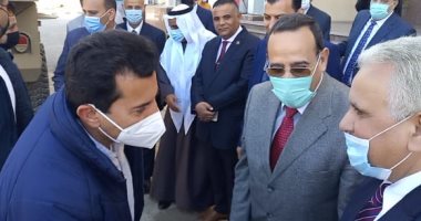 وزير الشباب والرياضة يتفقد معارض فنية ويوزع درجات خلال جولته بشمال سيناء