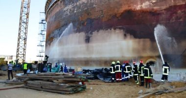 محافظ السويس يصل موقع حريق أحد خزانات البترول تحت الإنشاء بطريق عجرود