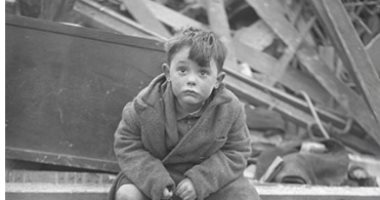 100 صورة عالمية .. طفل يراقب الحرب فى لندن 