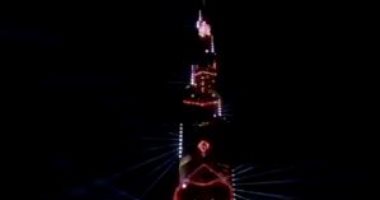 برج خليفة يتزين بأضواء الليزر احتفالا بالعام الصينى الجديد.. فيديو