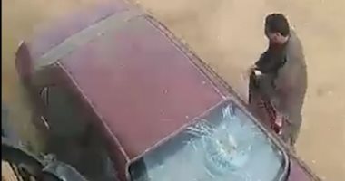 شاهد مواطن يعتدى على سيارة طبيب مستشفى عزل الواسطى فى بنى سويف 