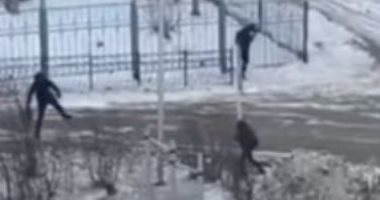 لقطات طريفة تظهر مارة يعجزون عن السير فى شوارع روسيا لقوة الرياح.. فيديو وصور