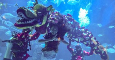 عرض التنين تحت الماء بمناسبة السنة القمرية الصينية الجديدة .. ألبوم صور