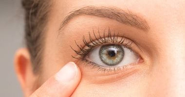 5 نصائح مهمة لتجنب التجاعيد حول العين.. من تمارين الوجه للترطيب