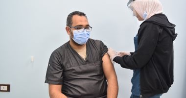 رئيس جامعة بنى سويف: بدء تطعيم الأطقم الطبية بالمستشفى الجامعى بلقاح كورونا