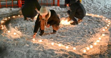 محتجون روس يضيئون الشموع لدعم نافالني في عيد الحب