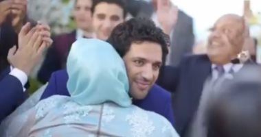حسن الرداد يسترجع ذكرياته مع والدته فى عيد الحب بفيديو معها من حفل زفافه.. فيديو