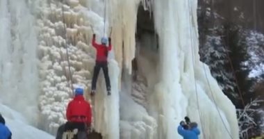 رياضيون يتنافسون على تسلق قمة صخرة ضخمة تغطيها الثلوج فى التشيك.. فيديو