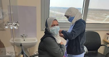 أول طبيبة تحصل على لقاح كورونا فى مصر: لم تشعر بأى أثار جانبية.. صور