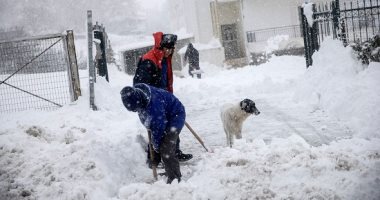 صور.. انقطاع الكهرباء وتعطل حركة النقل بسبب تساقط الثلوج في اليونان