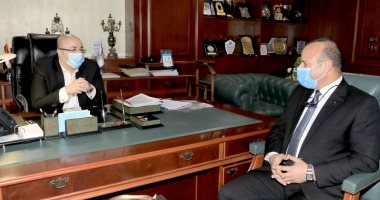 محافظ بنى سويف يناقش مع السكرتير العام سير العمل فى منظومة الشكاوى الحكومية الموحدة