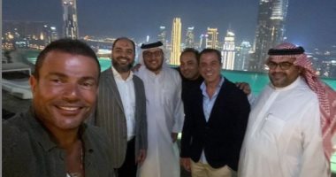 الهضبة عمرو دياب فى أحدث ظهور من كواليس إعلانه الجديد فى الإمارات