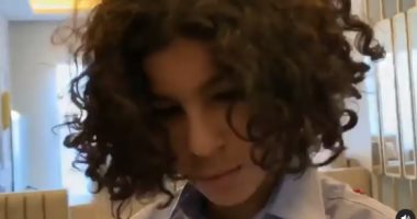 ابن خالد النبوى يبدع فى العزف على البيانو.. فيديو